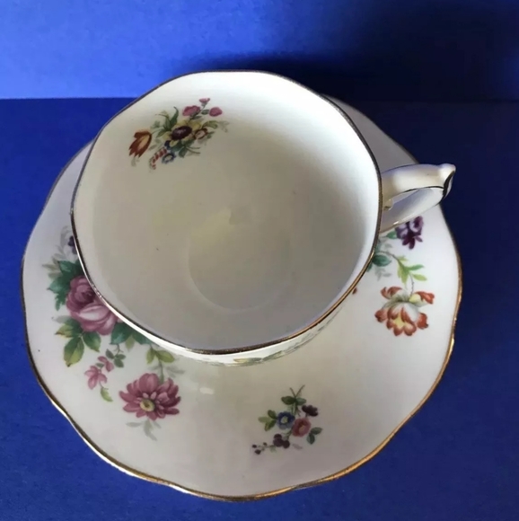 Roslyn Vintage Teacup & Saucer - Picture 2 of 7